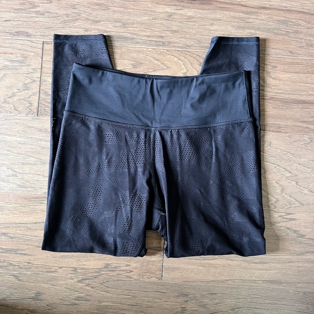 Athleta Size Medium Black Mesh Phenom Camo 7/8 tight Women’s Legging